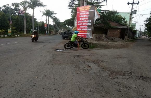 Masalah Baliho SOTK Disentil, Nah..Apakah Camat Anda Ganti ?