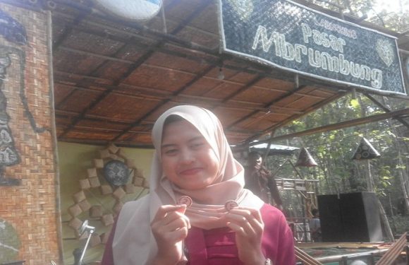 Membeli Jajanan Pakai Uang Kayu, Lho Gimana Caranya ?