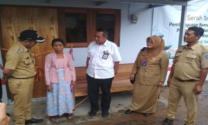 Wakil Bupati Rembang, Bayu Andriyanto, Senin sore (28/01) mengunjungi rumah Lasmi, yang dibangun menggunakan bata interlock. Tampak Kabiro Humas Dan Bina Lingkungan PT. Semen Gresik, Kuswandi turut mendampingi.