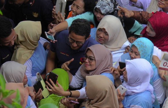 Sandiaga Uno Dipeluk & Dicium Pemulung Saat Kunjungi Pasar Rembang, Lhah Kok Bisa ?