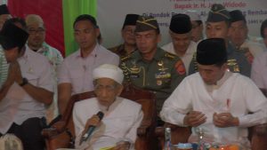 Kiai Maimoen Zubair memimpin do’a penutup ketika kunjungan Presiden Joko Widodo, Jum’at petang (01/02). Dalam do’a itu, Kiai Maimoen menyebutkan nama Prabowo.