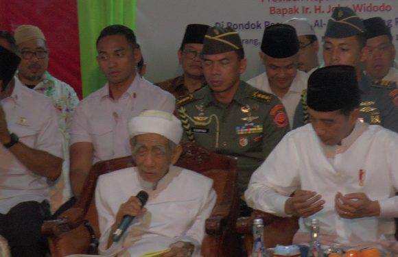 Kunjungan Jokowi : Menyebut Nama Prabowo Dalam Do’a, Sosok Ini Yang Membisiki Kiai Maimoen Sebelum Akhirnya Diluruskan