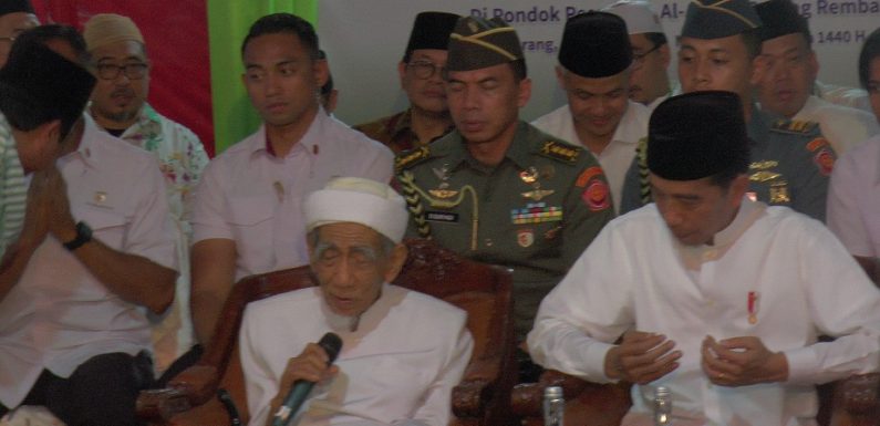 Kunjungan Jokowi : Menyebut Nama Prabowo Dalam Do’a, Sosok Ini Yang Membisiki Kiai Maimoen Sebelum Akhirnya Diluruskan