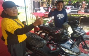 Wiji Rahayu dan Agus Rohmat menerima hadiah utama berupa sepeda motor Honda Revo Fit, ketika kegiatan sepeda wisata yang digelar PT. Semen Gresik, Minggu (24/02).