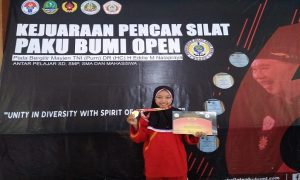 Luluk Nur Latifah, salah satu pesilat SMK Muhammadiyah Pamotan yang meraih medali emas dalam kejuaraan di Bandung, Jawa Barat.