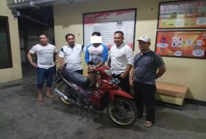 Tersangka pelaku, SO (tengah), warga Desa Maguan Kecamatan Kaliori ditangkap Polsek Kaliori beserta barang bukti hasil kejahatan.