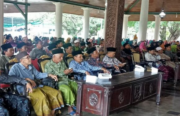 Momen Ketika Dua Pejabat Digoda, Dibandingkan Dengan Guru Madrasah