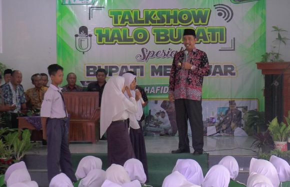 Keriuhan Saat Bagi – Bagi Uang Di Tengah Bupati Mengajar