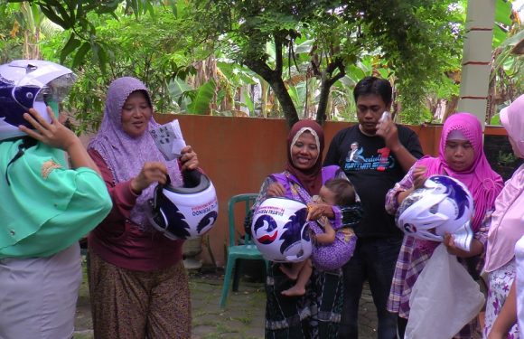 Arti Filosofi Dibalik Pembagian Helm Saat Kampanye