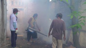 Partai Perindo melakukan kampanye dengan cara menggelar fogging di Desa Sumberejo Rembang, Selasa (09/04).