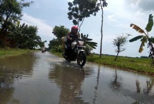 Jalan utama antara Desa Sambiyan ke Desa Dresi Kulon Kec. Kaliori terendam limpasan air, Jum’at pagi (05/04).