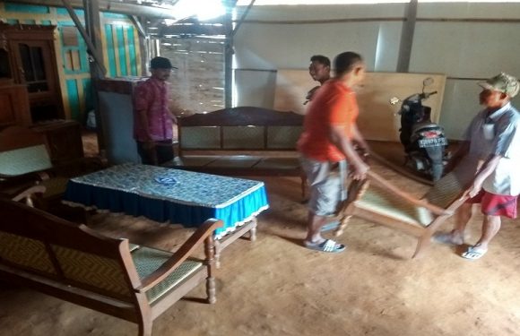 Begini Cara Warga Ngirit Dan Bikin TPS Aman Dari Hujan
