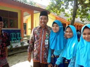 Bupati Rembang, Abdul Hafidz bersama pelajar yang sempat bertanya tentang membawa HP di sekolah.