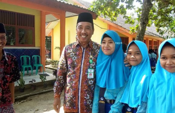 Ditanya Pelajar Tentang Bawa HP Ke Sekolah, Reaksi Bupati Spontan Sebutkan Dua Kata Ini