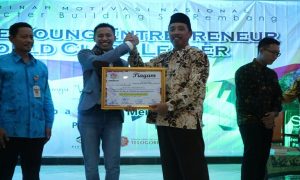 Motivator muda, Syafii Effendi bersama Bupati Rembang, Abdul Hafidz dalam seminar di Aula Hotel Puri Indah, Rembang, Minggu (26/05).