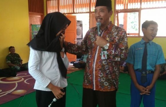 Kisah Trenyuh : Siswi Menangis Di Depan Bupati, Dapat Hadiah Mengejutkan