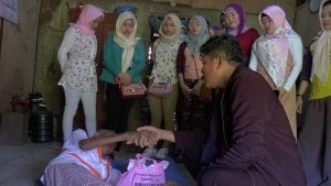 Pengelola Kafe Dimensi Wingking bersama pemandu karaoke membantu warga miskin yang sakit di Desa Kebonagung (Bencili) Kec. Sulang. (Gambar atas) Warga Desa Mondoteko, menangis saat menerima bingkisan dari pemandu karaoke.