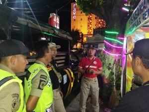 Petugas Satpol PP Kabupaten Rembang berkoordinasi di sela-sela melaksanakan pantauan warung kopi dan kafe karaoke.
