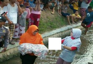 Petugas medis mengevakuasi jasad bayi perempuan di saluran irigasi Desa Mrayun, Kecamatan Sale, Jum’at sore (28/06).