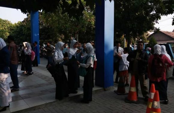 Pelayanan Belum Dibuka, Calon Siswa Baru Sudah Memadati Sekolah