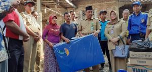 Bupati Rembang, Abdul Hafidz mengunjungi korban kebakaran di Dusun Kedungsapen, Senin (15/07).