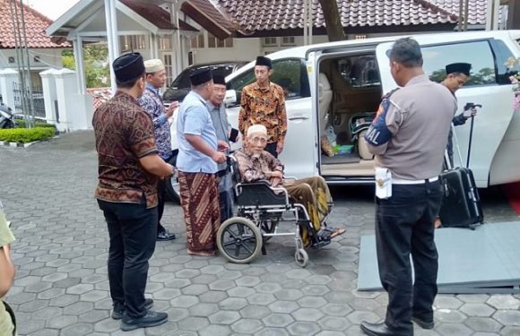 Mendadak Enggan Naik Alphard & Memilih Numpang Mobil Patwal, Begini Pesan Kiai Maimoen Zubair Kepada Polisi