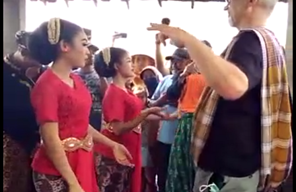 Bule AS Ikut Nayub Ketika Sedekah Bumi, Warga Pun Heboh