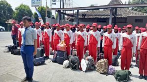 Anggota Paskibra Kabupaten Rembang membawa tas berisi pakaian, saat berbaris di depan hotel, timur Alun-Alun Rembang, Kamis (15/08). Mereka saat ini dikarantina di hotel tersebut.