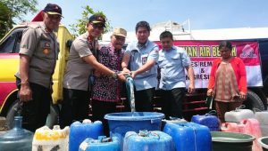 Bantuan air bersih didistribusikan PT. Semen Gresik Pabrik Rembang kepada warga Desa Pranti, Kecamatan Sulang.