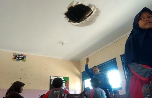 Atap Plafon 1 Kelas Sudah Ambruk, Kelas Lainnya Ikut Menyusul