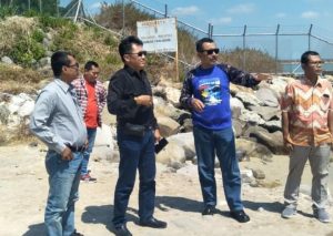 Direktur BUMD PT. Rembang Migas Energi, Zaenul Arifin (kaos biru) bersama perwakilan investor, saat menggelar survei calon lokasi di pinggir pantai Kecamatan Sluke. 