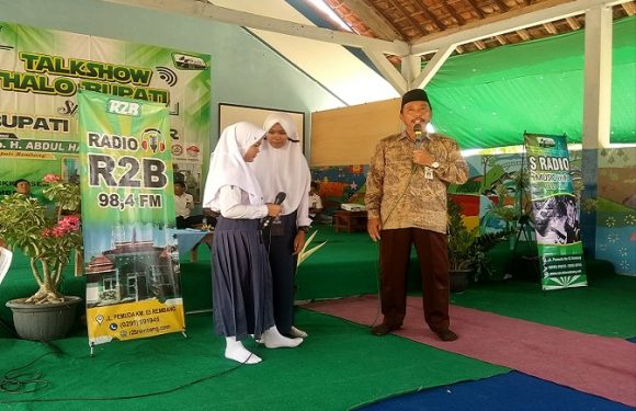 “Kami Sering Diganggu Pak..” Laporan Siswi Kepada Bupati, Sontak Memicu Tawa