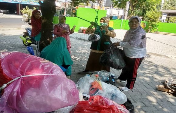 Berkat Sampah, Kelompok Ibu-Ibu Ini Berulang Kali Bisa Piknik
