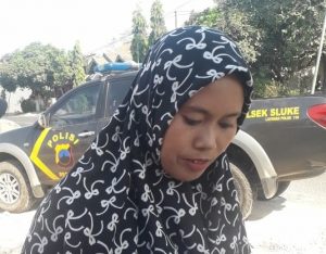 Siti Khomsah, bakal calon Kades yang dinyatakan tidak memenuhi syarat. (Foto atas) Warjuki dan Juwariyah ditetapkan menjadi calon kepala desa Blimbing.