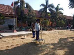 Pembina upacara, Kepala SMP N III Pamotan mengenakan sarung ala santri, Selasa (22/10).