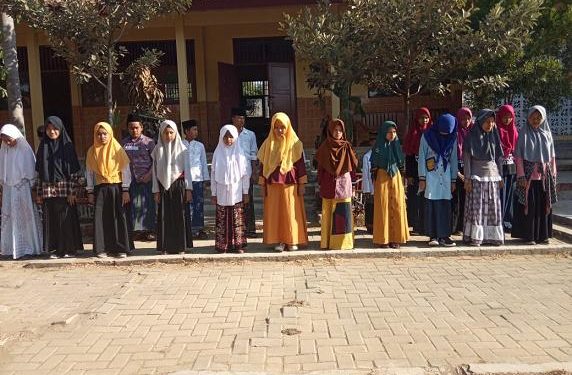 Ketika Pelajar Memendam Senyum Saat Upacara, Ternyata Ini Sebabnya