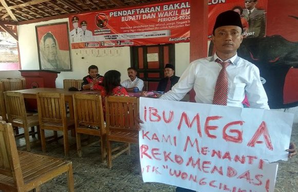 Mendaftar Bakal Calon Bupati, Dasi Dikasih Orang & Pulang Naik Ojek