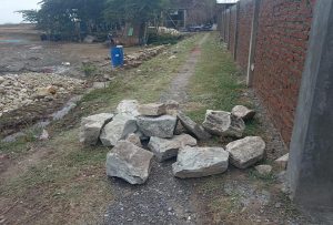 Batu sempat menghalangi akses jalan menuju rumah warga di Desa Gunungsari, Kecamatan Kaliori.