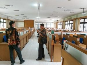 Kepala BKD Rembang, Suparmin mengecek sarana komputer di kampus UNY Yogyakarta.