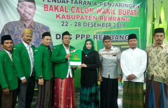 Langsung Sedot Perhatian Saat Daftar Bakal Cawabup, Fanty Berulang Kali Diajak Foto Selfie