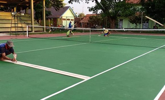 Kondisi Lapangan Mengecewakan, Pecinta Olahraga Tenis Patungan & Turun Tangan
