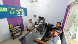 Saat pengawasan lembaga penyiaran, Dua komisioner KPID Jawa Tengah melakukan live siaran di Radio R2B Rembang, Selasa (03/12).