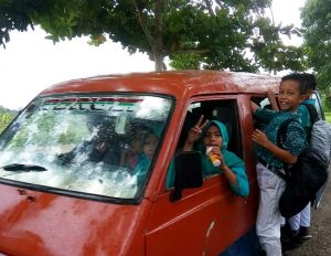 Pelajar pulang sekolah naik angkutan menuju Dusun Siwalan Sukun Desa Dadapan. (Foto atas) Perbukitan Lemah Putih – Kumbo.