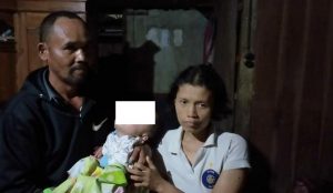 Penderita gizi buruk yang mengalami hydrocepalus di Desa Timbrangan. (Foto atas) Suasana rumah duka, penderita gizi buruk Laila Qurrota Ayuni yang meninggal dunia, Senin malam (13/01).
