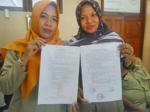 Kepala Desa dan Sekretaris Desa Megal Kecamatan Pamotan, Senin (20/01) menunjukkan surat kesepakatan masyarakat, terkait biaya sertifikat tanah.