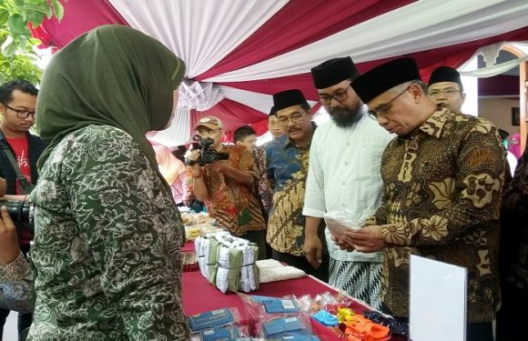 Masuk Bank, Kisah Gus Mus Dicuekin