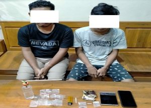 Dua tersangka pelaku diamankan anggota Reserse Narkoba Polres Rembang, beserta barang bukti.