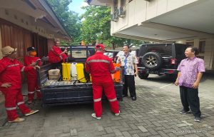 Tim dari Dinas Kesehatan Kabupaten Rembang bersiap melakukan sterilisasi gedung DPRD, Kamis (19/03).