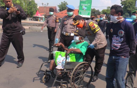 Ekonomi Terpukul Akibat Corona, Polisi Di Rembang Turun Bagi Sembako