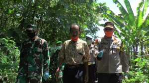 Kapolres dan Komandan Kodim Rembang menyusuri perkampungan, membagikan bahan kebutuhan pokok kepada warga, Kamis (09/04).